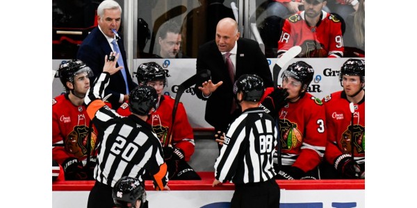 Chicago Blackhawks säkrade sin första seger under den nya tränaren Jeff Blashill